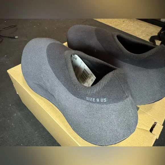 Yeezy Black Athletic Shoes - Picture 4 of 4